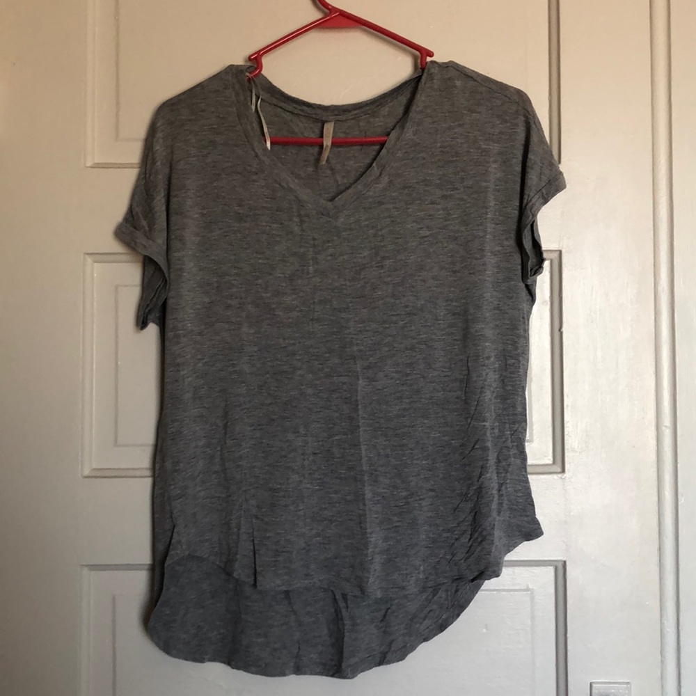 Basic tee in gray